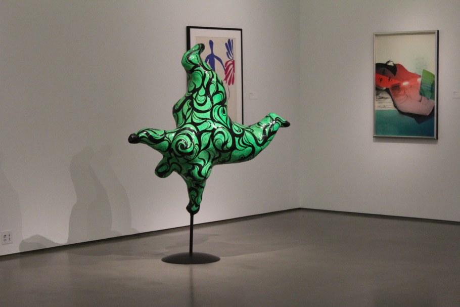 Современная скульптура лошадь