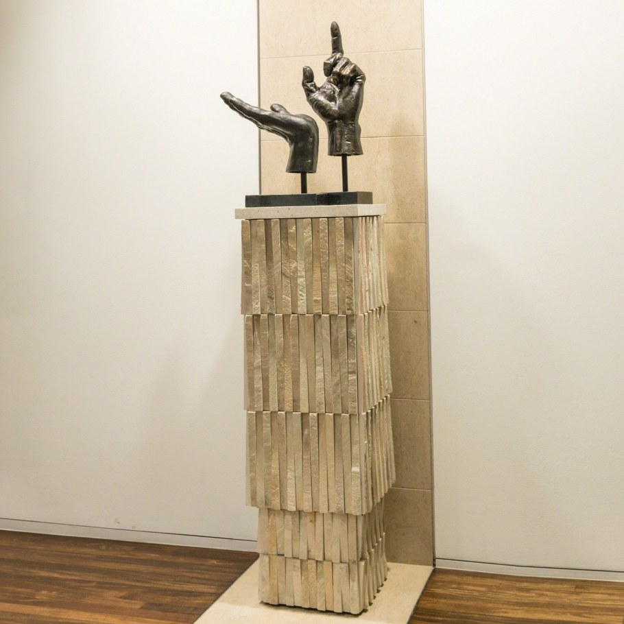 Современная скульптура в интерьере