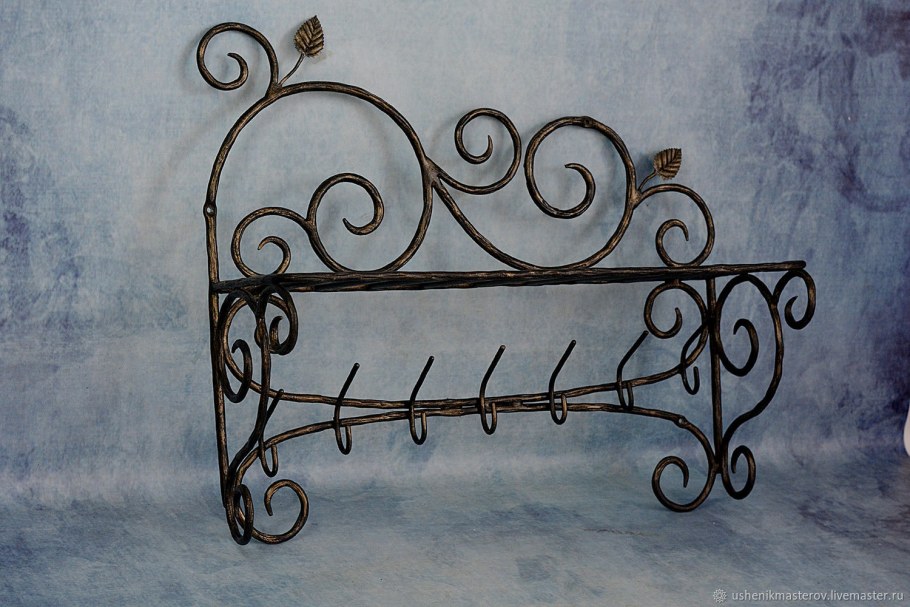 Деревянная лестница с кованными перилами