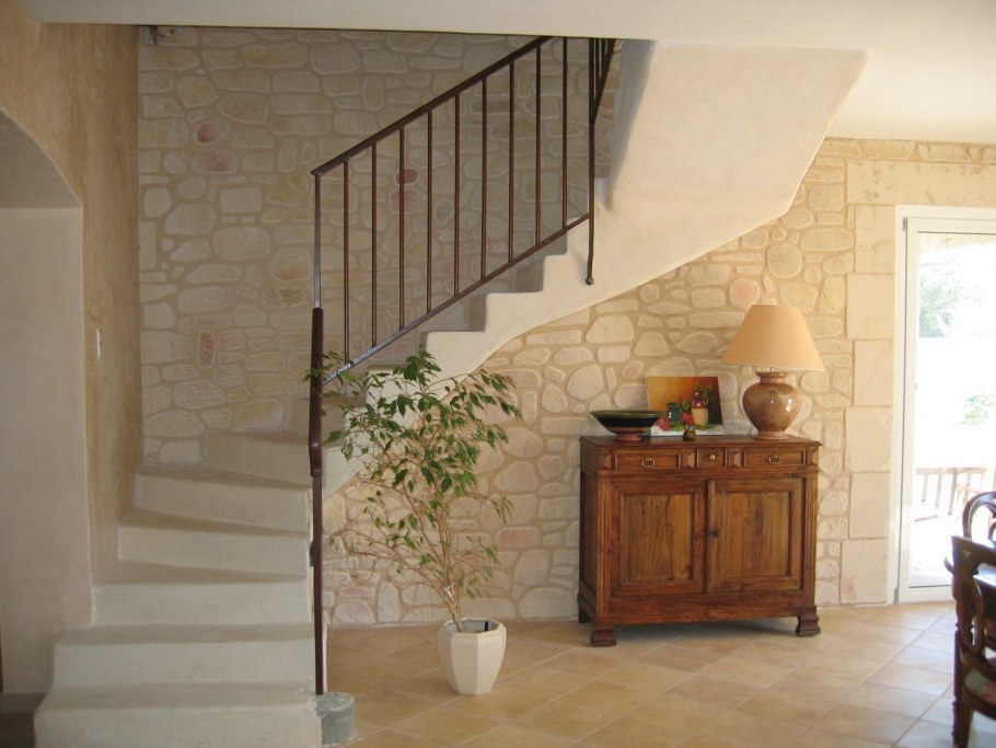 Отделка стен на лестнице