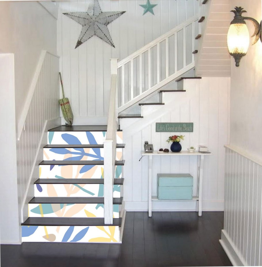 Украшение стен на лестнице