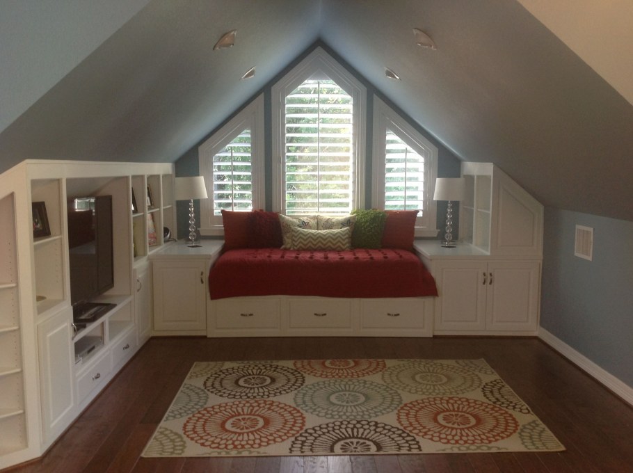 Шкаф в комнату со скошенным потолком