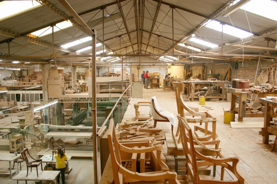 Деревообработка на фабрике мебели