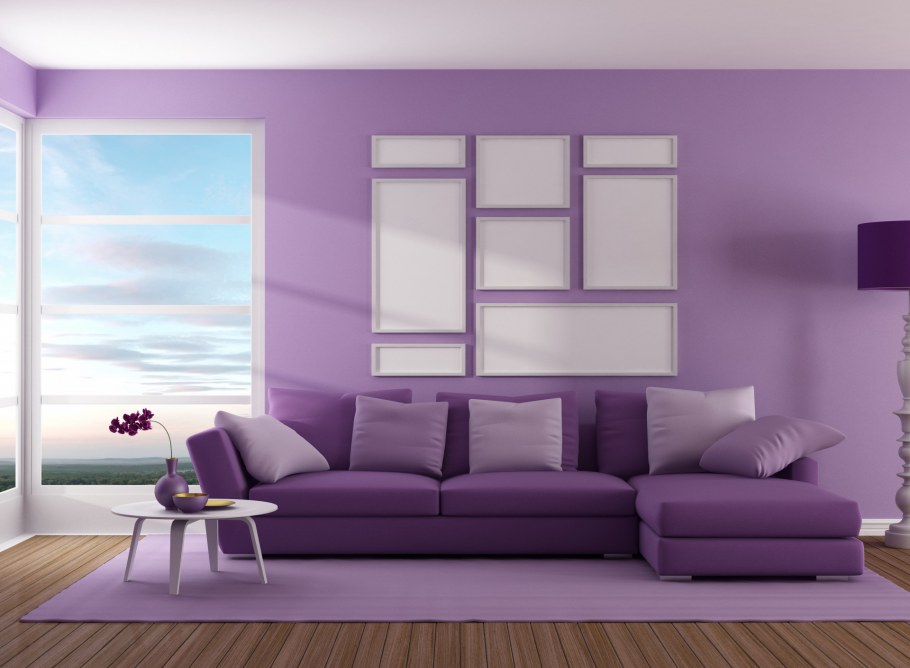 Фиолетовые стены в интерьере гостиной