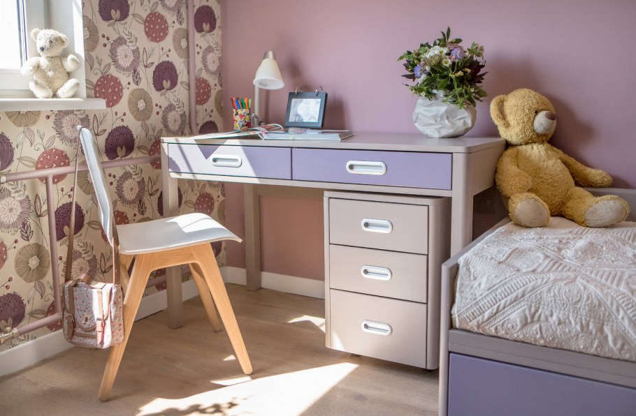 Стол для детской комнаты