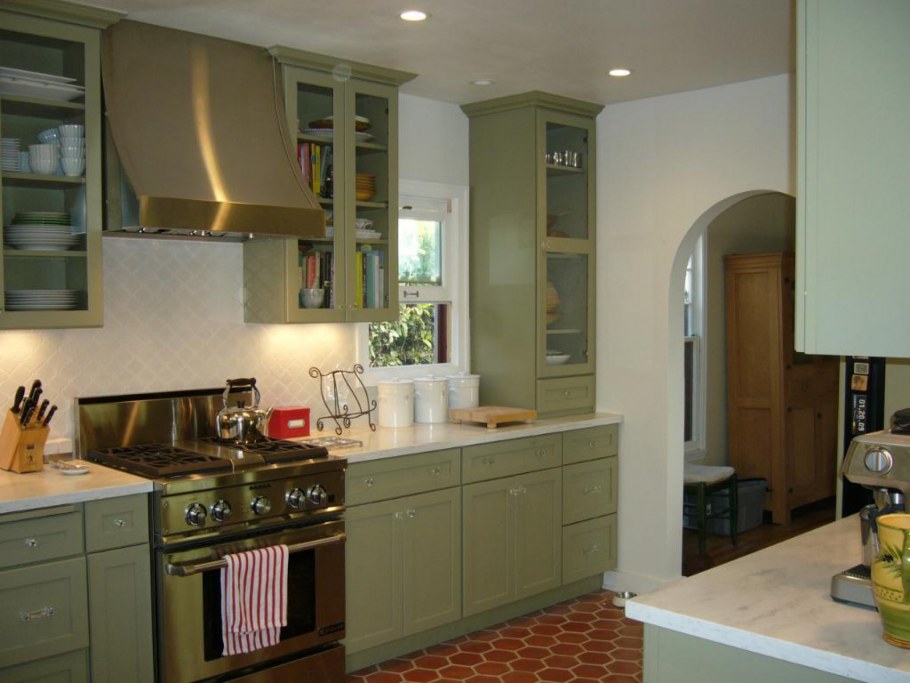 Интерьер кухни в фисташковых тонах