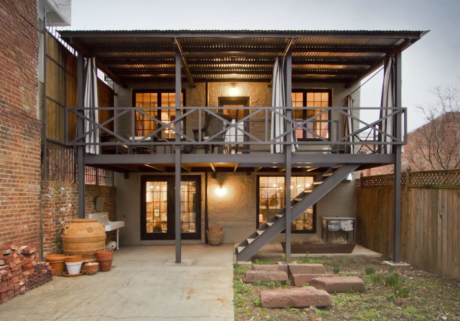 Терраса из металла и дерева