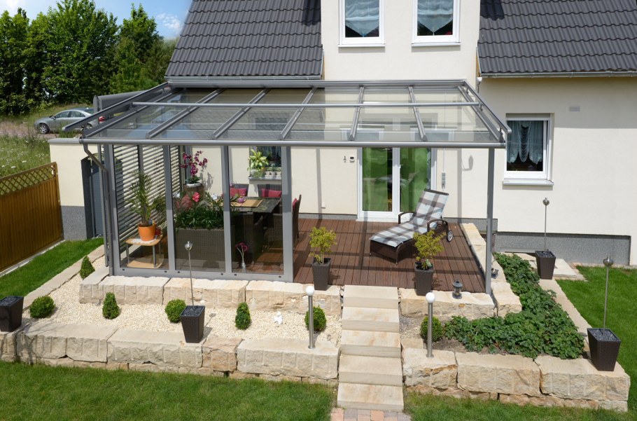 Стеклянный навес над террасой