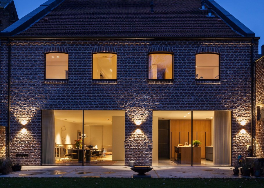 Архитектурная подсветка фасадов БАУ Хаус