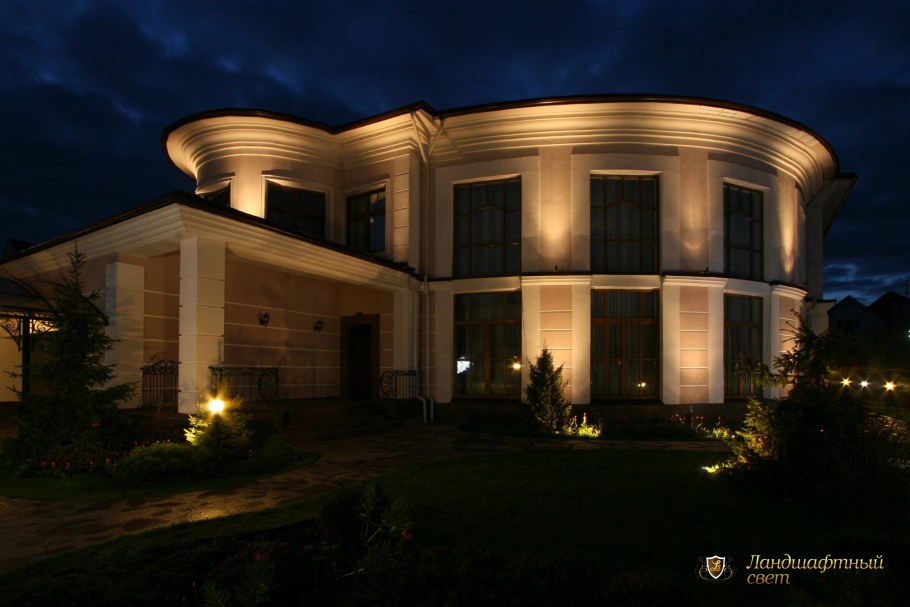 Подсветка фасада коттеджа