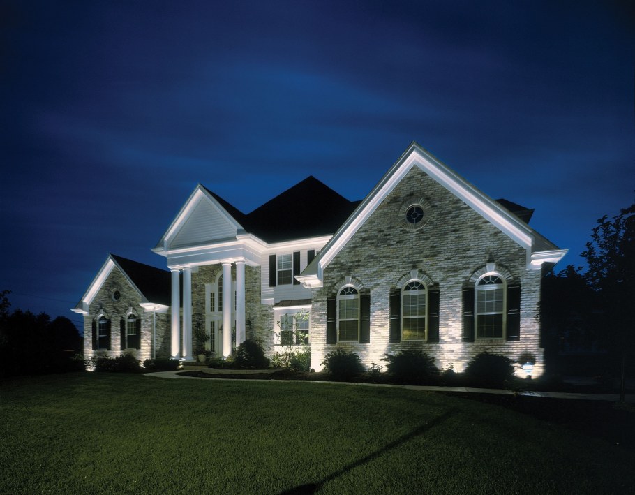 Подсветка фасада коттеджа