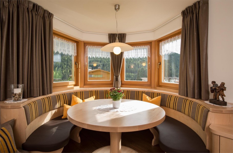 Гостиная с эркером