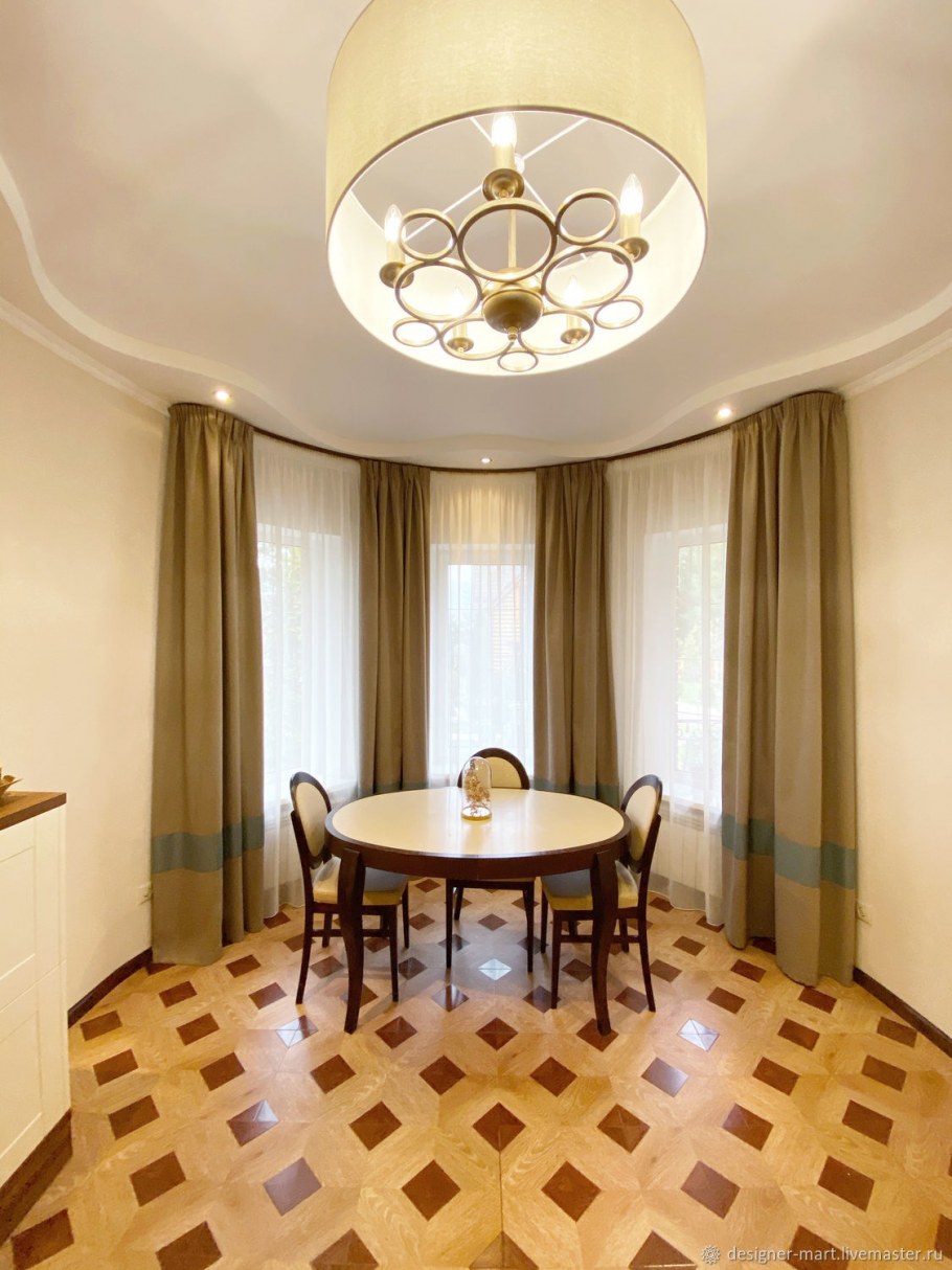 Диван в эркере гостиной