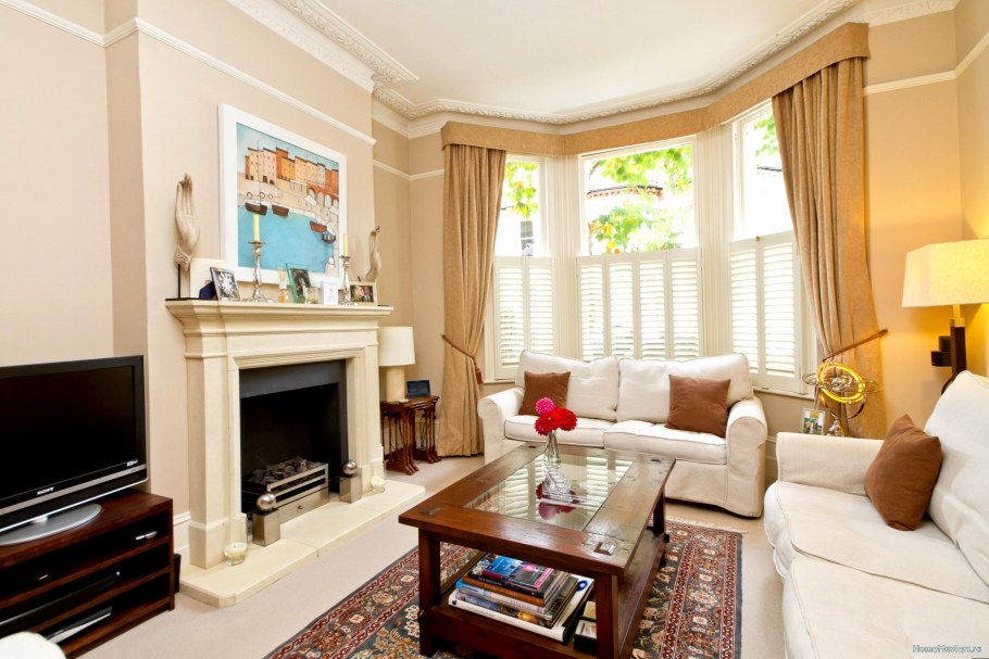 Кровать у окна эркер