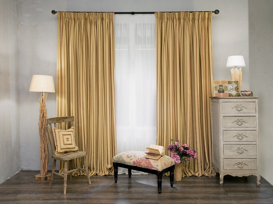 Шторы в вертикальную полоску в интерьере