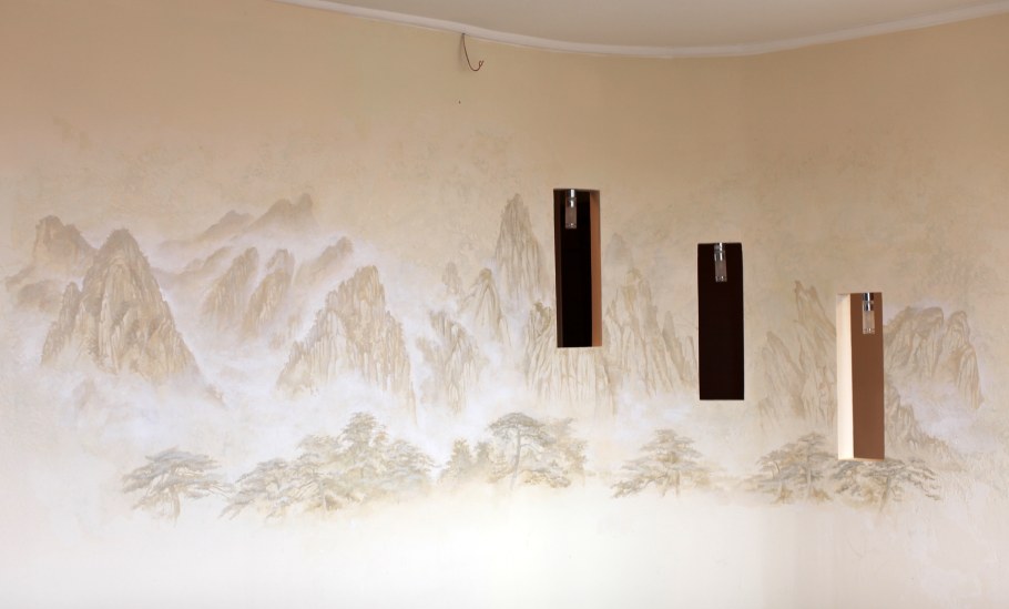 Горы на стене декоративная штукатурка