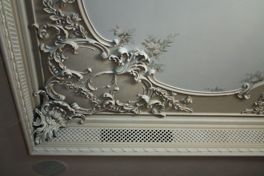 Колонна отделка молдингами