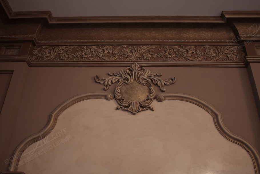 Лепнина над дверью