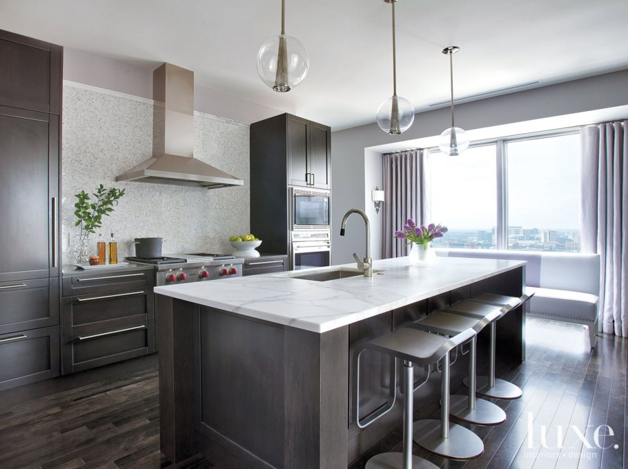 Темно серая кухня с барной