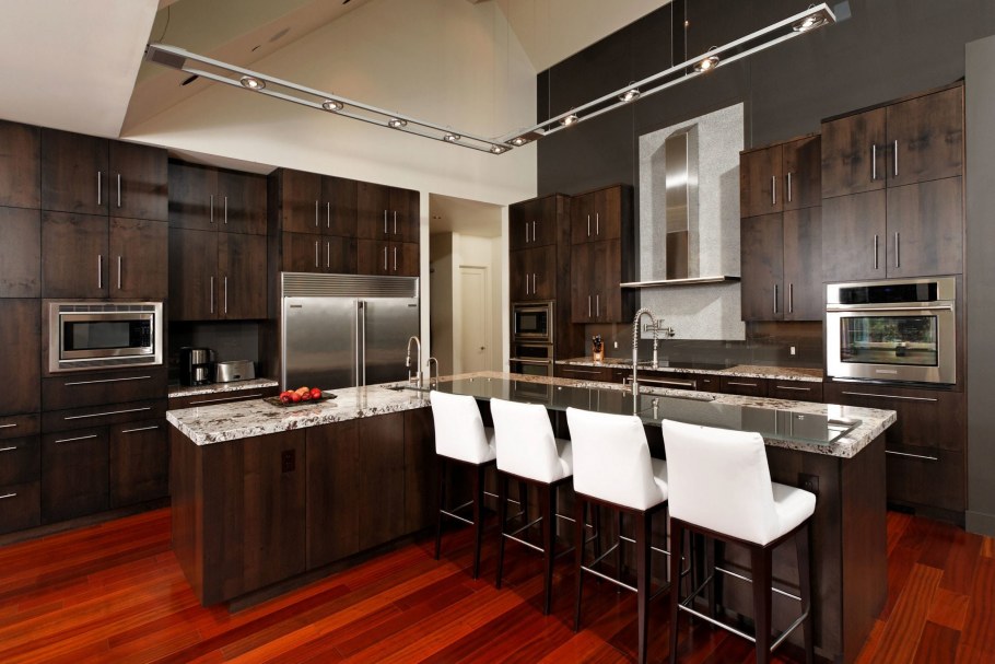 Кухня с коричневым полом