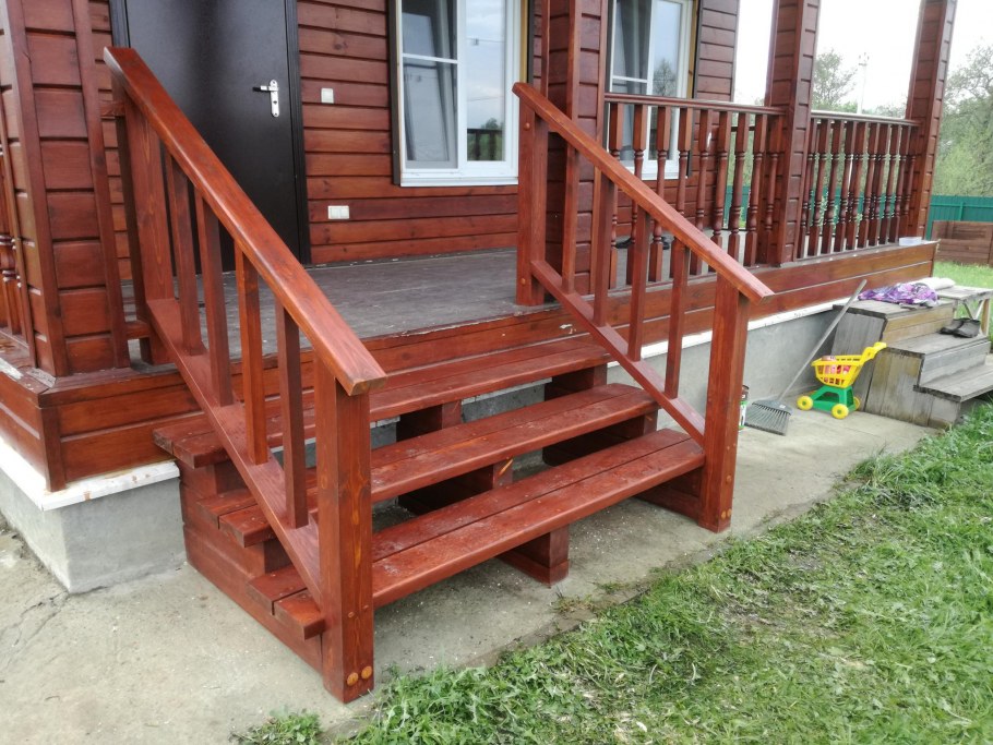Крыльцо для частного дома из дерева
