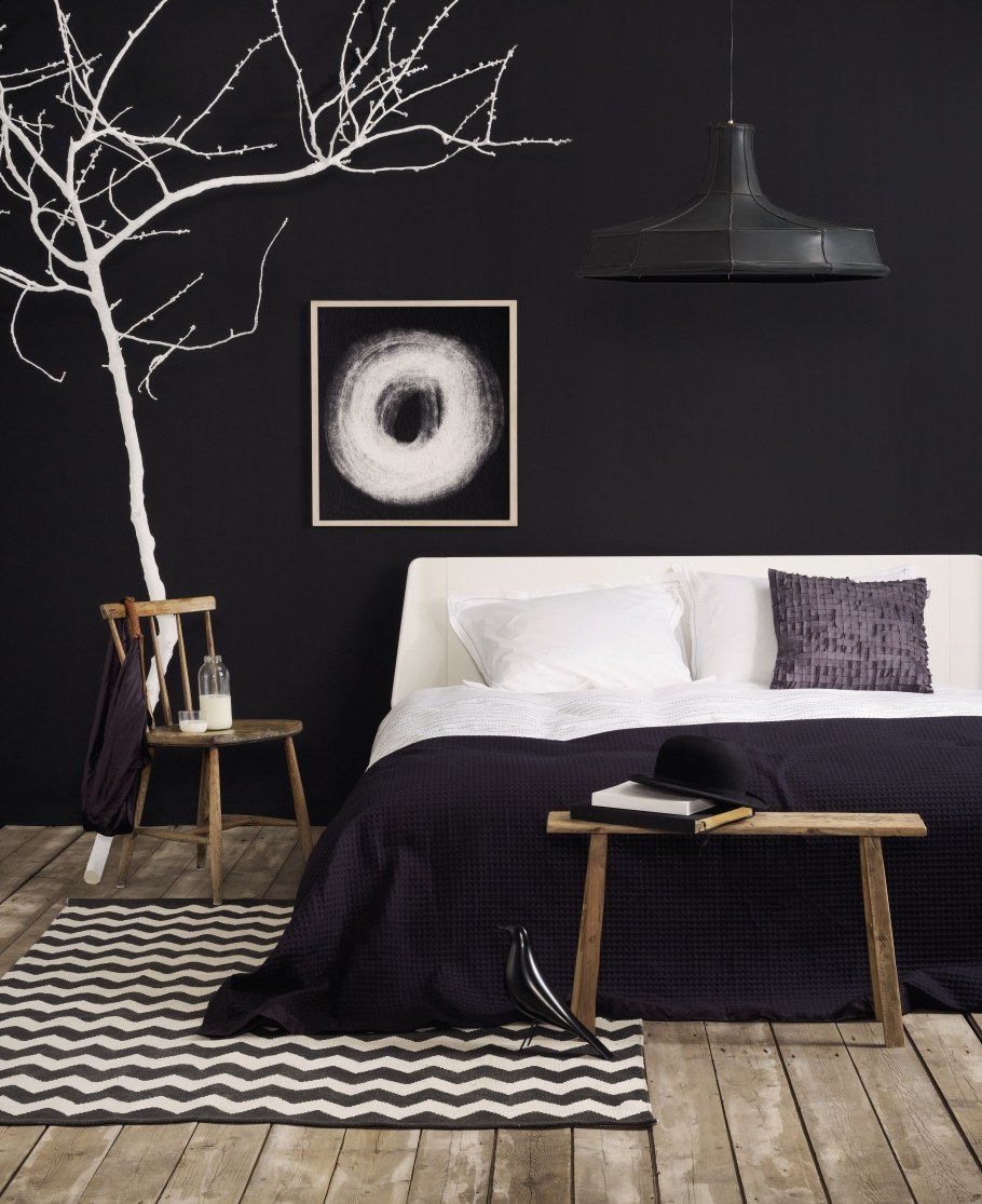 Декорируем черную стену