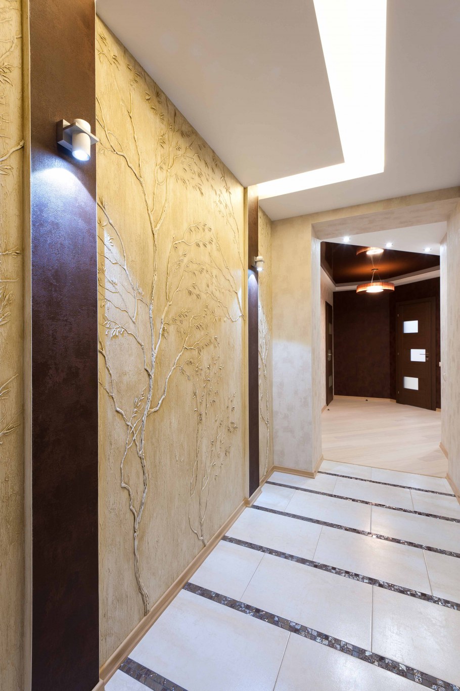 Мраморный стена в интерьере прихожей