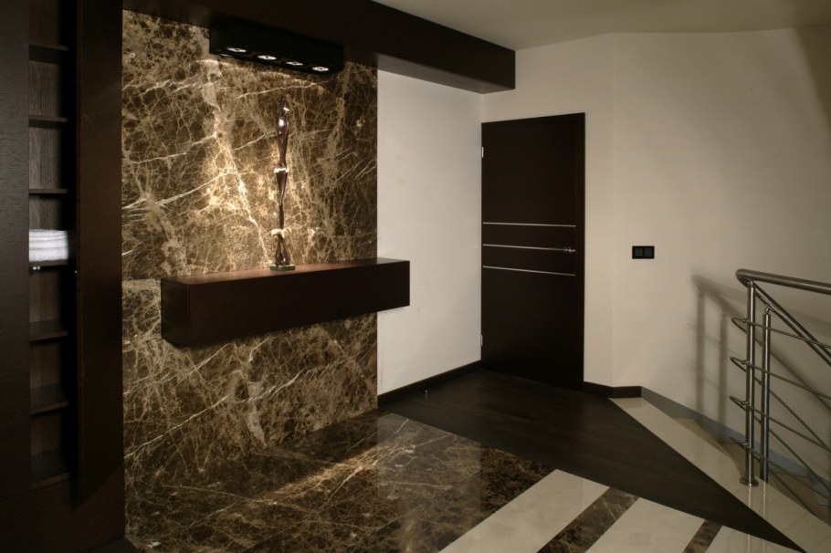Коричневая мраморная отделка стен