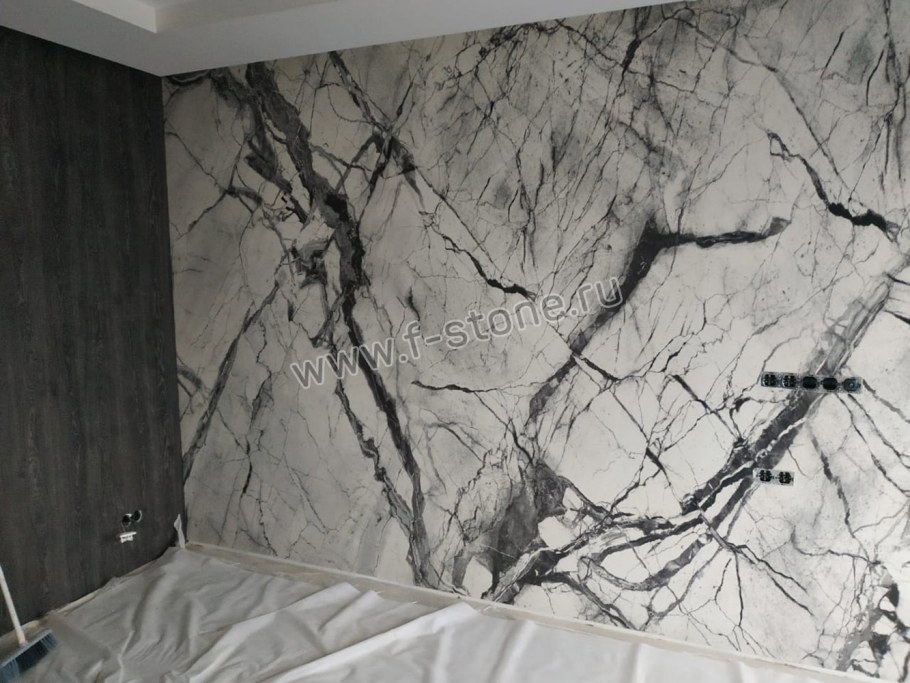 Интерьер холла с лестницей