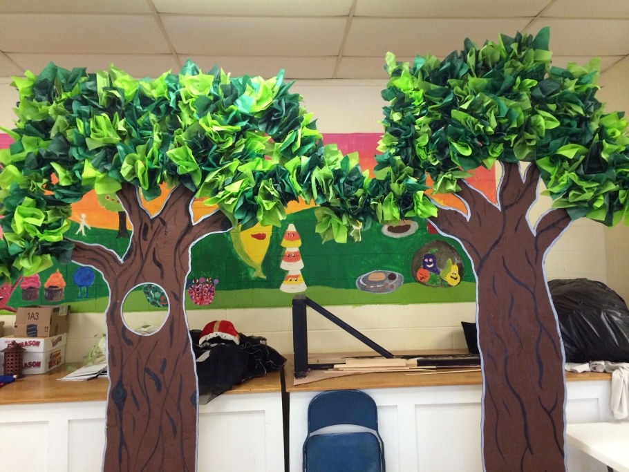 Декорация в виде дерева