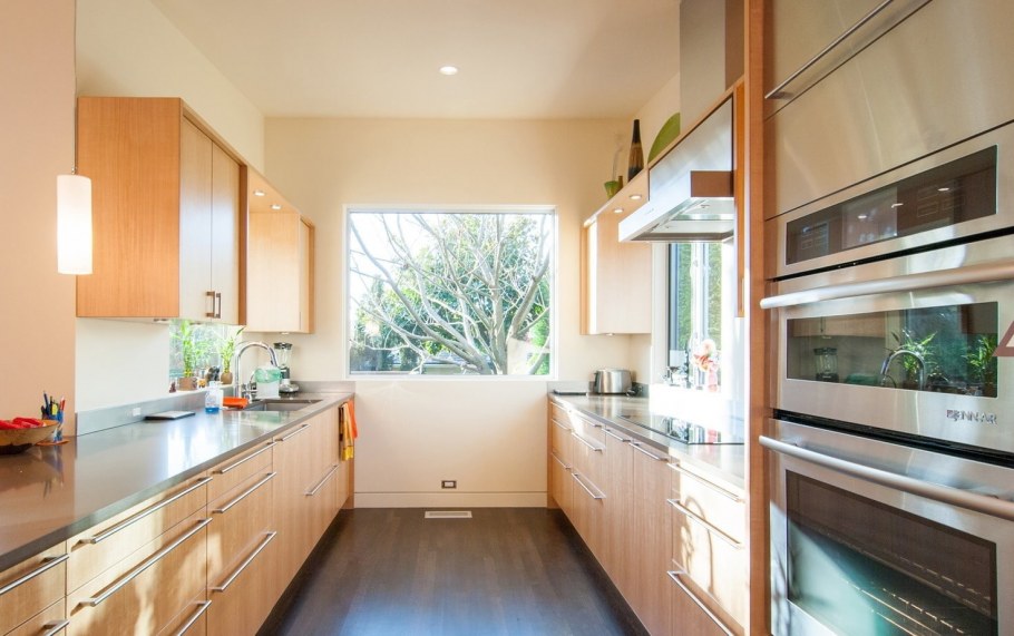 Кухня вдоль стены с окном