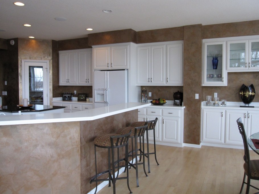 Цветная штукатурка для стен в кухне