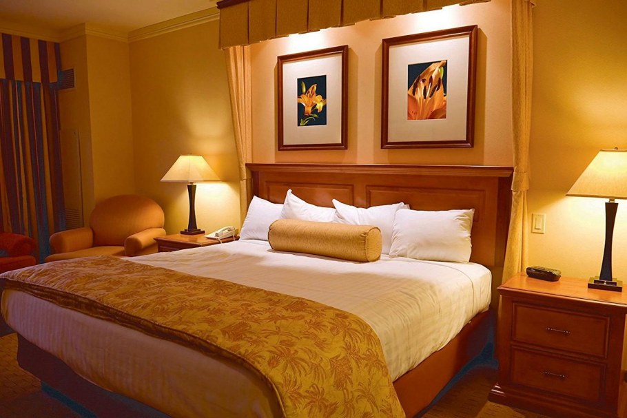 Картина над кроватью в гостинице