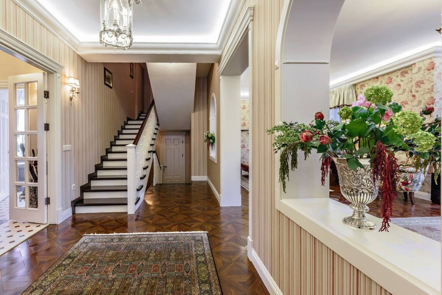 Интерьер холла в частном доме