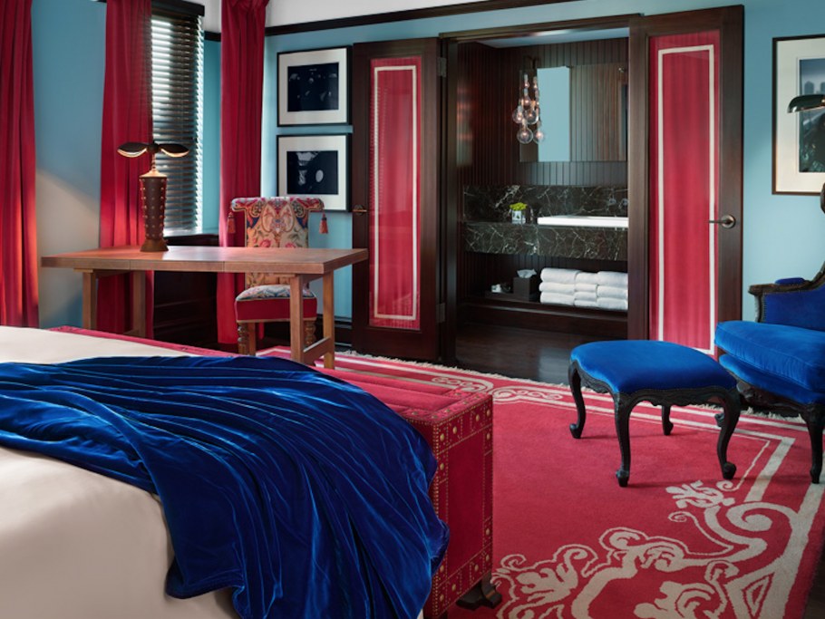 Красно синий интерьер