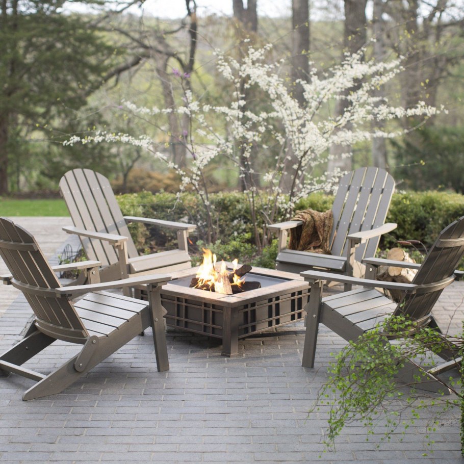 Кресло Адирондак вокруг кострища