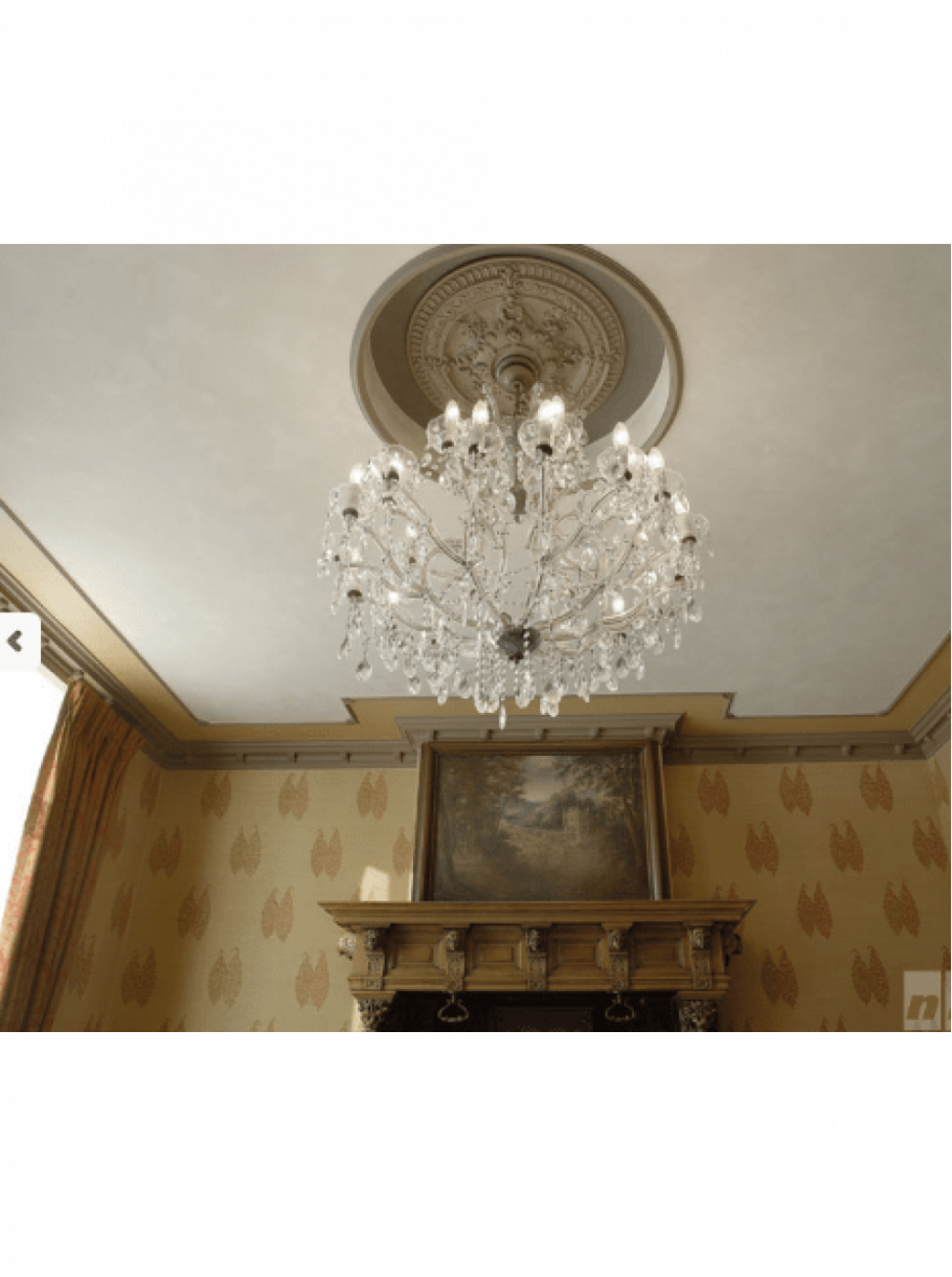 Лепнина на потолке вокруг люстры