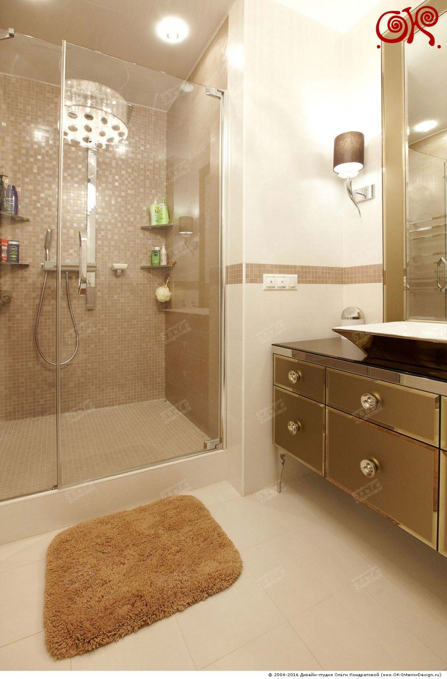 Бежевая ванная комната с душевой кабиной