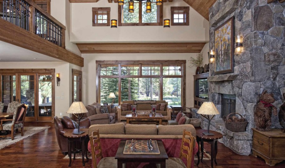 Интерьер старинного деревянного дома