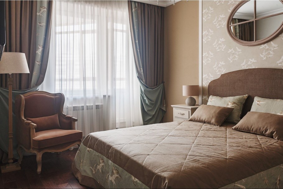 Бежевые шторы в интерьере спальни