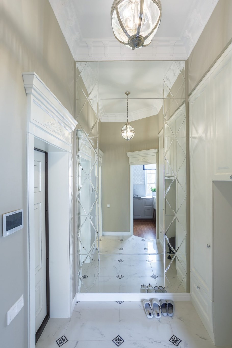 Зеркало в узком коридоре