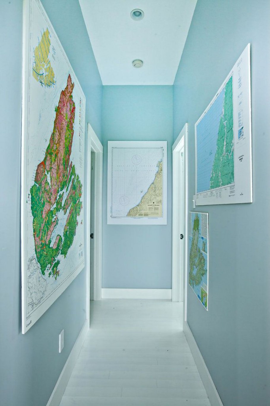 Стена в узком коридоре