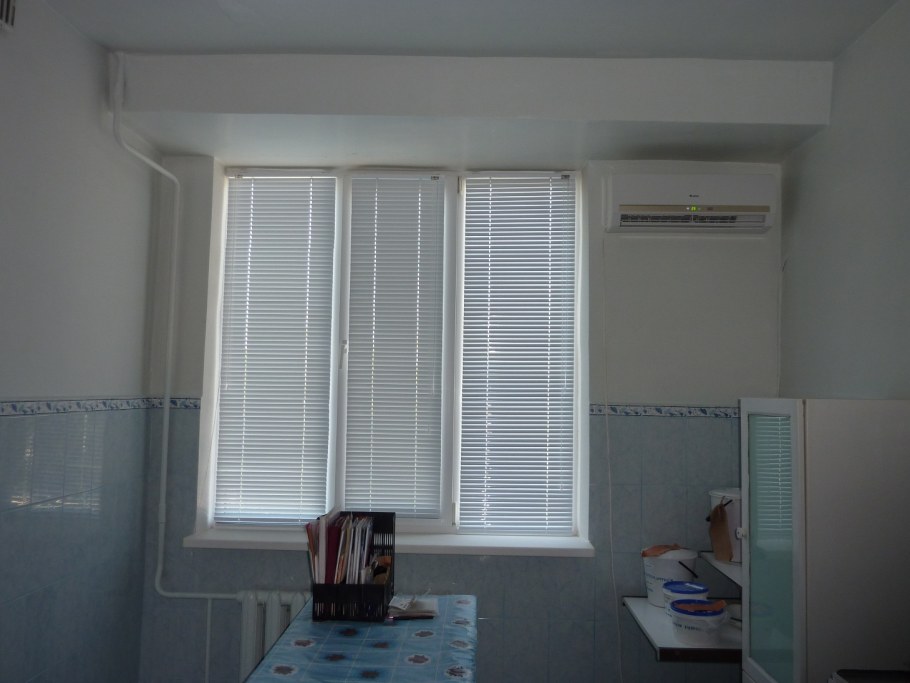 Сплит система над шкафом