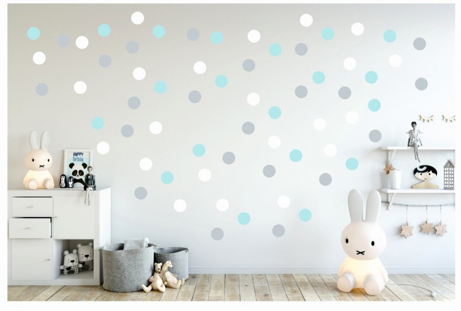 Сочетание обоев в детской комнате