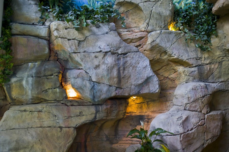 Искусственный водопад для квартиры белый камень