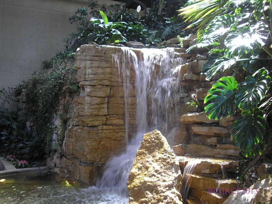 Огромный искусственный водопад