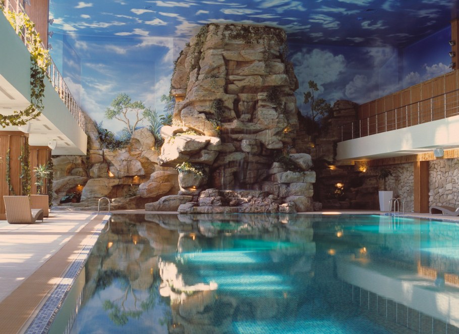 Искусственные скалы в интерьере