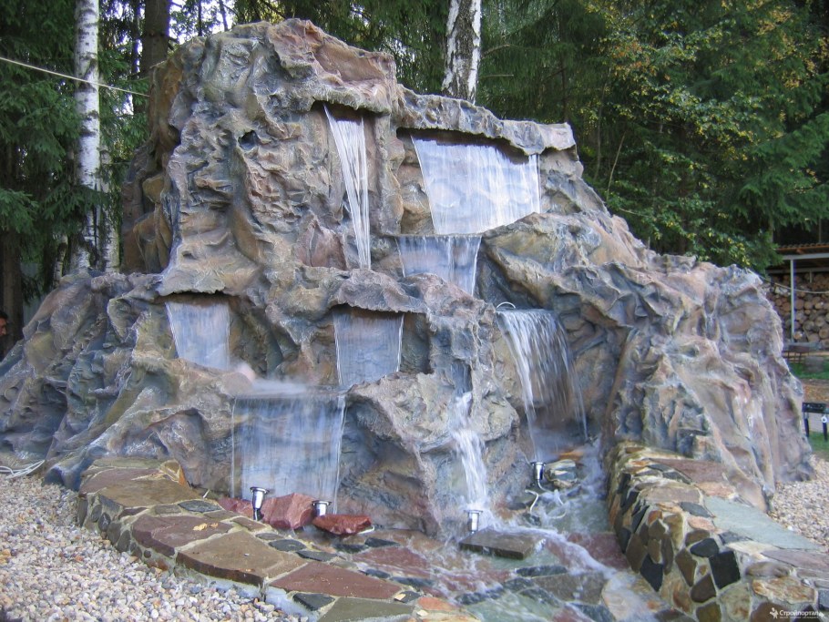 Искусственная скала с водопадом