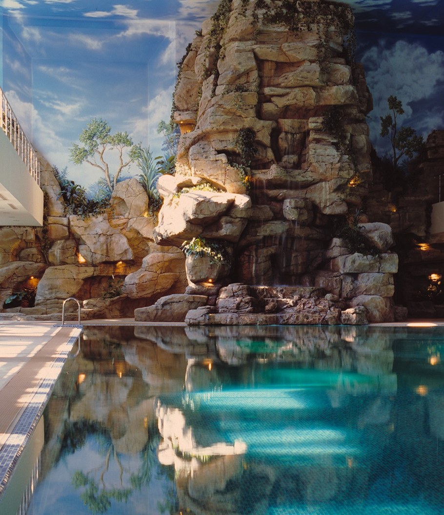 Бассейн с гротом и водопадом