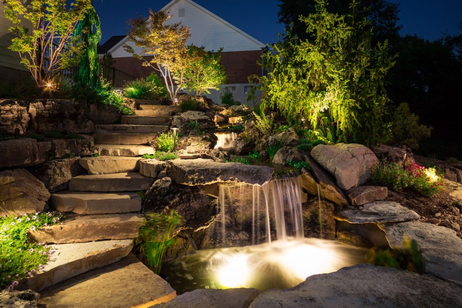 Каскадный водопад на участке